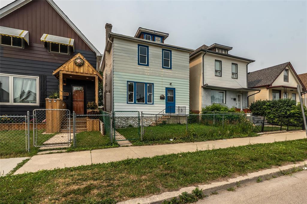 1464 Alexander Avenue|Winnipeg, Manitoba R3E1L6