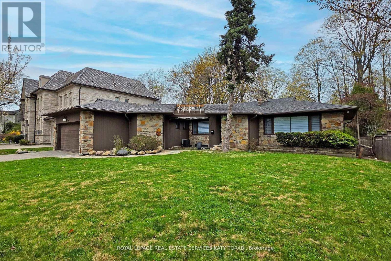 Property image for 15 FARRINGTON DRIVE|Toronto (St. Andrew-Windfields), Ontario M2L2B4
