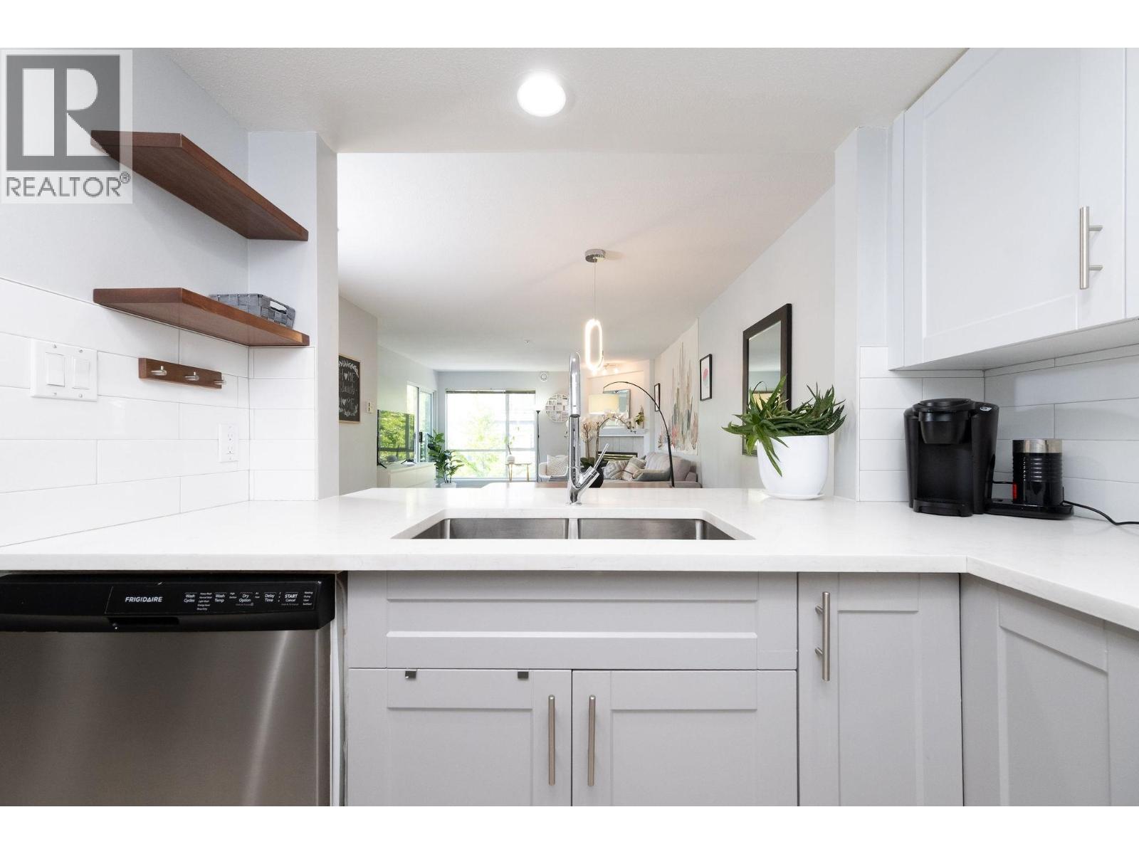 305 789 W 16 AVENUE|Vancouver, British Columbia V5Z1S8