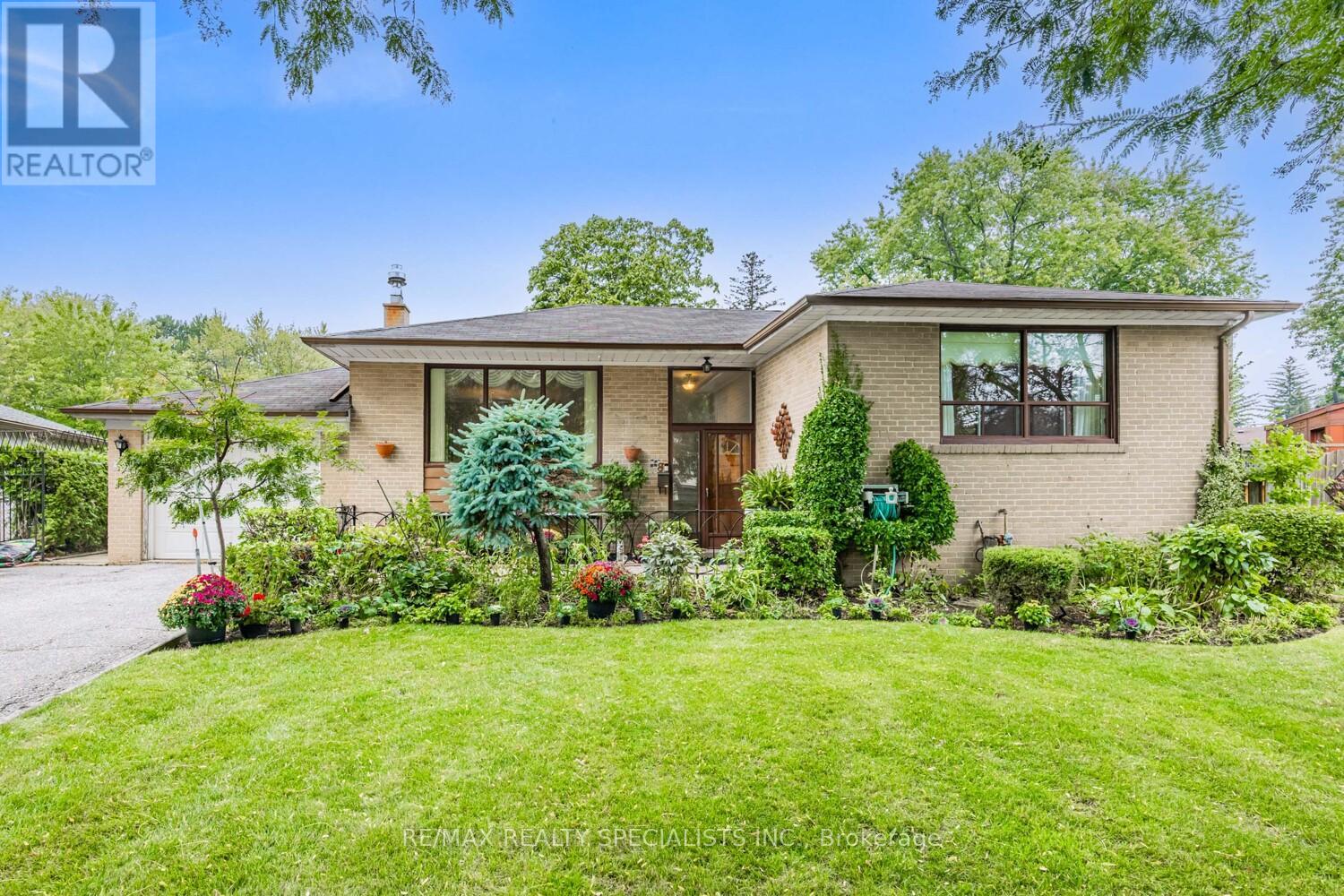 8 CHARNWOOD ROAD|Toronto (Banbury-Don Mills), Ontario M3B2P8