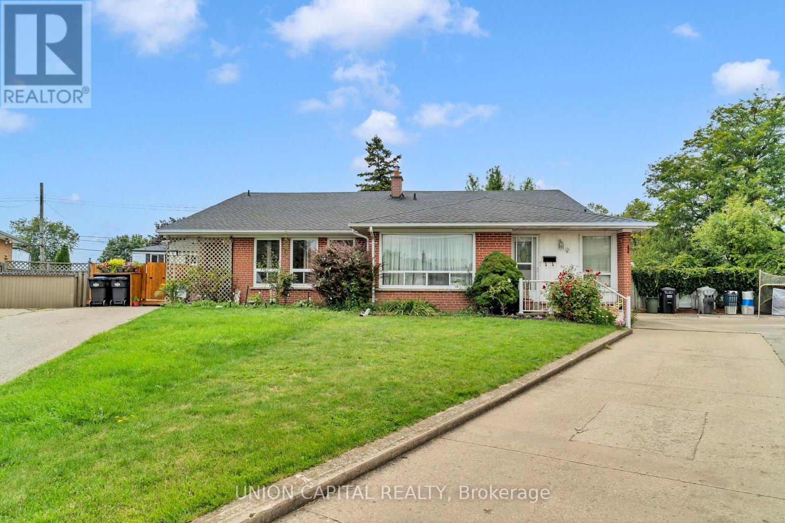 Property image for 19 AVA COURT|Brampton (Avondale), Ontario L6T1L5