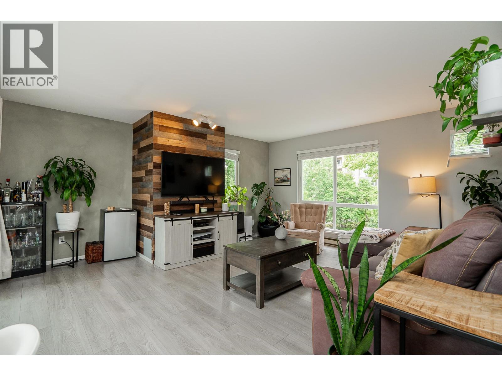 301 7465 SANDBORNE AVENUE|Burnaby, British Columbia V3N4W7