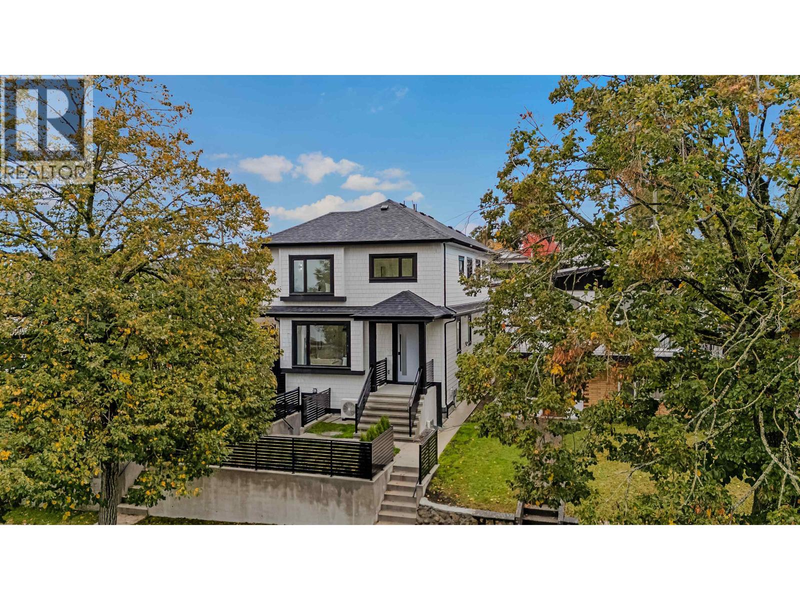 2 585 E 60TH AVENUE|Vancouver, British Columbia V5X2A2
