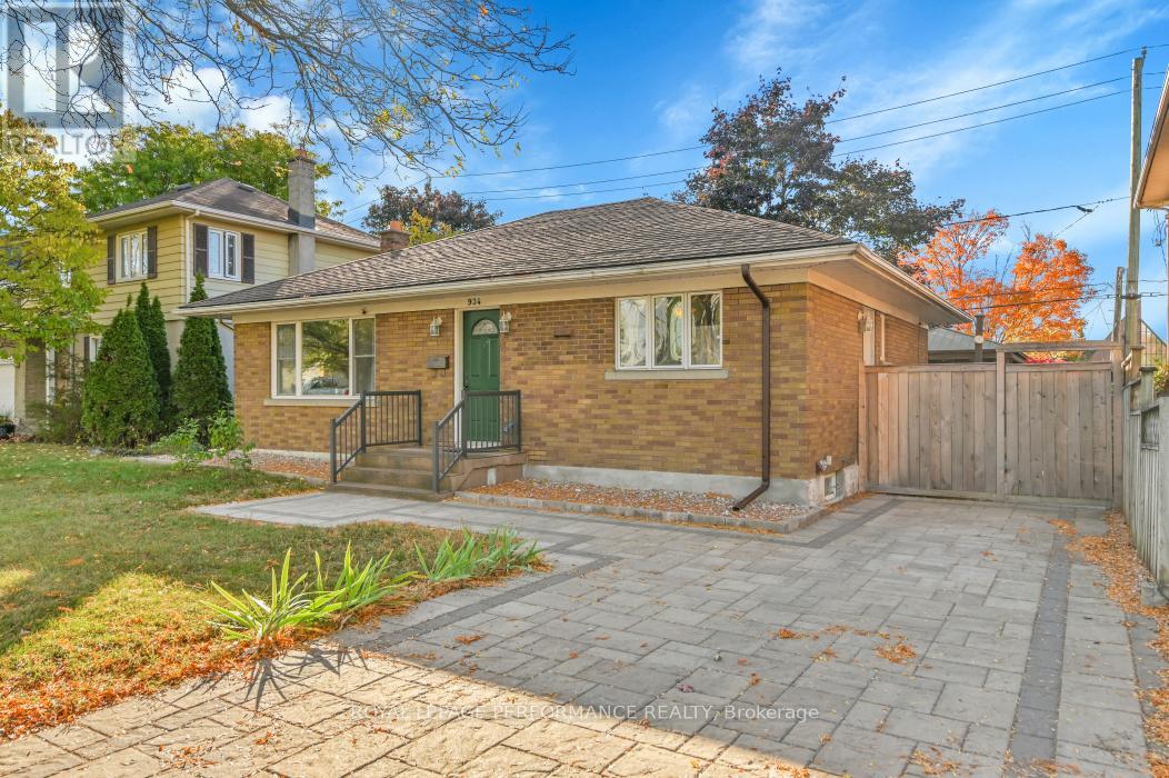 Property image for 934 SMYTH ROAD|Ottawa, Ontario K1G1P6