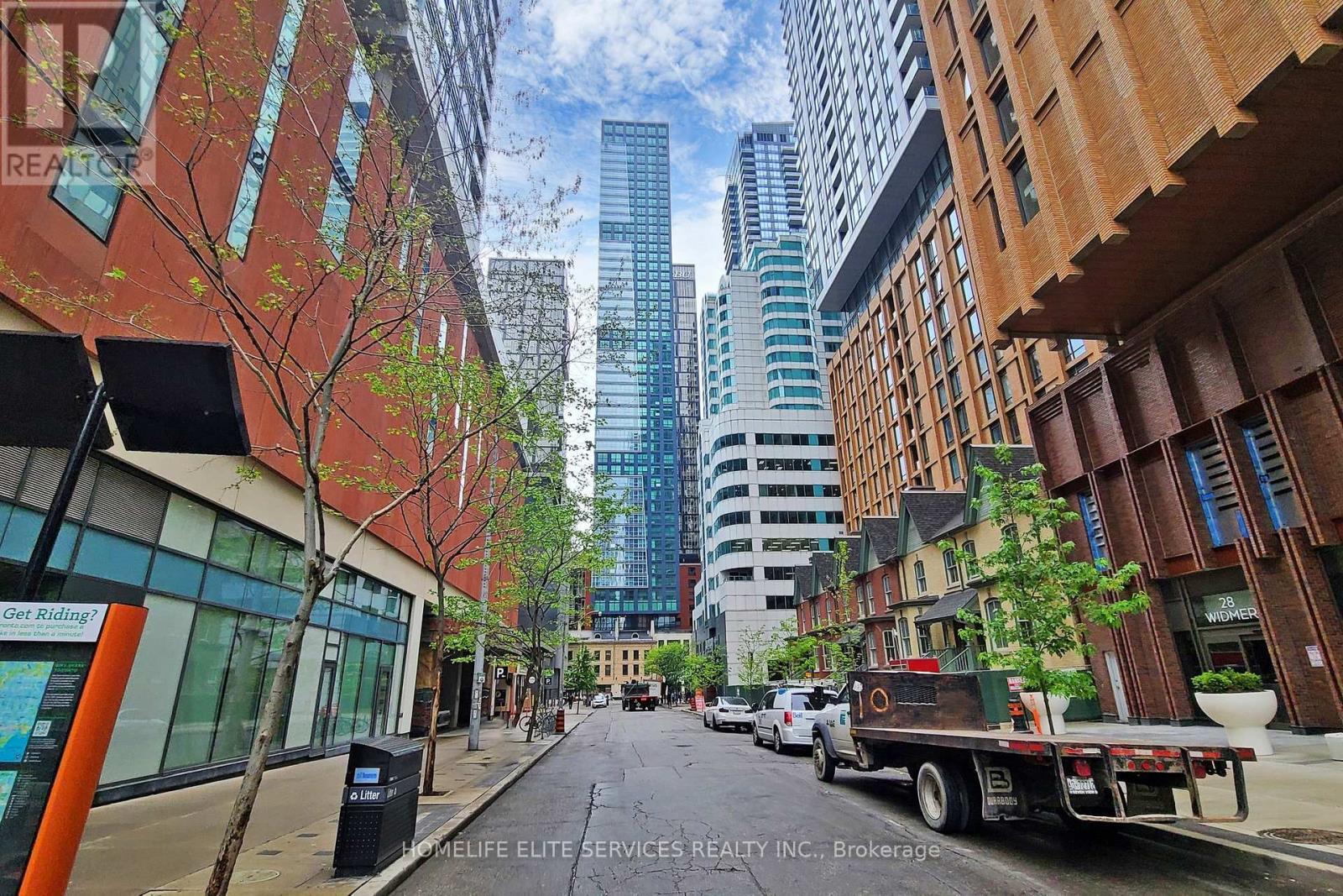 Property image for 703 - 327 KING STREET W|Toronto (Waterfront Communities), Ontario M5V0W7