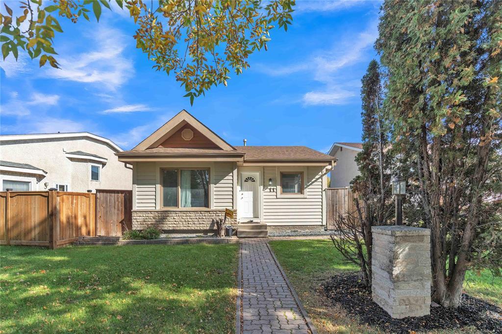 11 Groverdale Avenue|Winnipeg, Manitoba R2R2G4