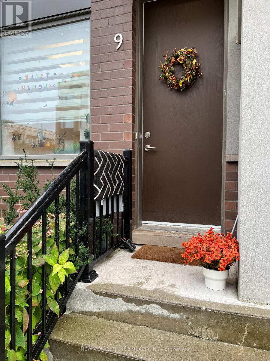 9 THOMAS MULHOLLAND DRIVE|Toronto (Downsview-Roding-CFB), Ontario M3K0C1