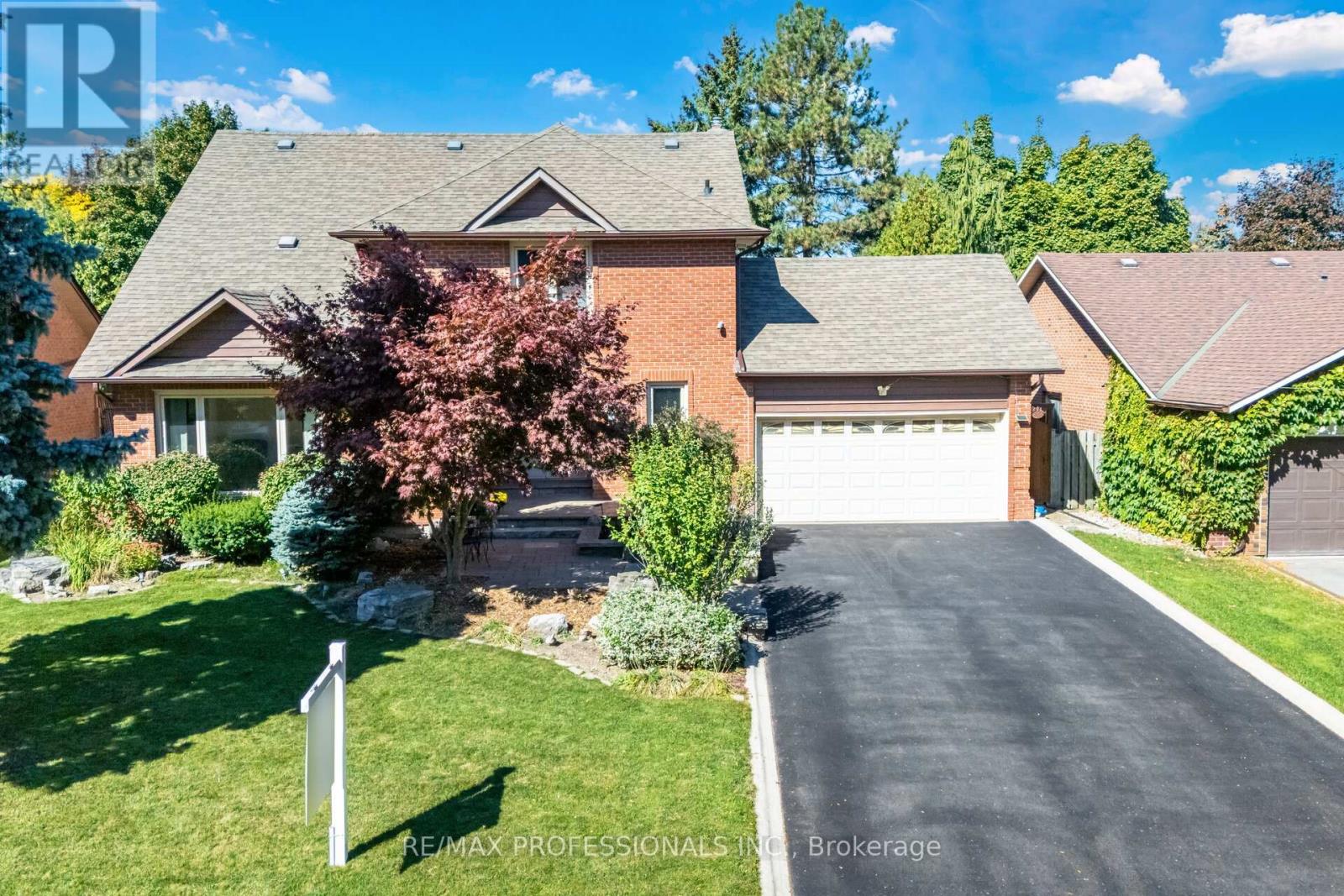 Primary image of 6 CAIRNMORE COURT|Brampton (Snelgrove), Ontario L6Z1T6