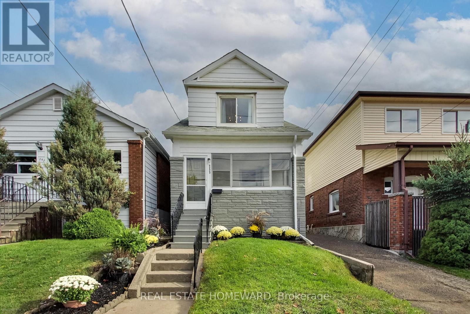 Property image for 255 WESTLAKE AVENUE|Toronto (Woodbine-Lumsden), Ontario M4C4T3
