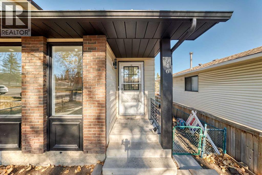 946 Berkley Drive NW|Calgary, Alberta T3K1A2