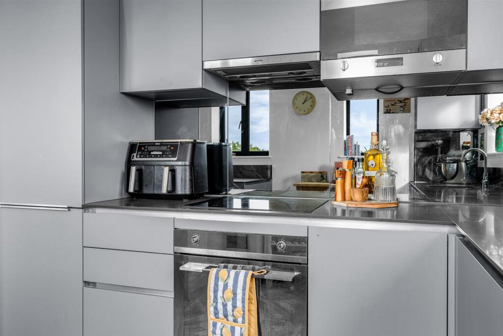 Additional image 5 of Green Close, Brookmans Park