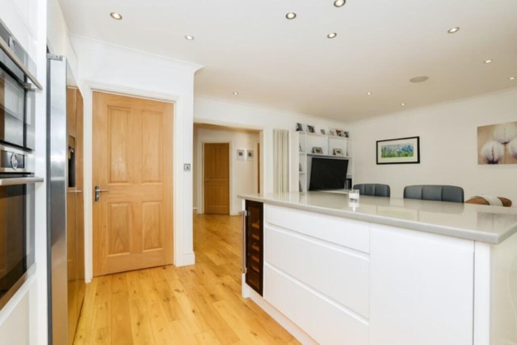 Additional image 8 of Mount Drive, Park Street, St. Albans