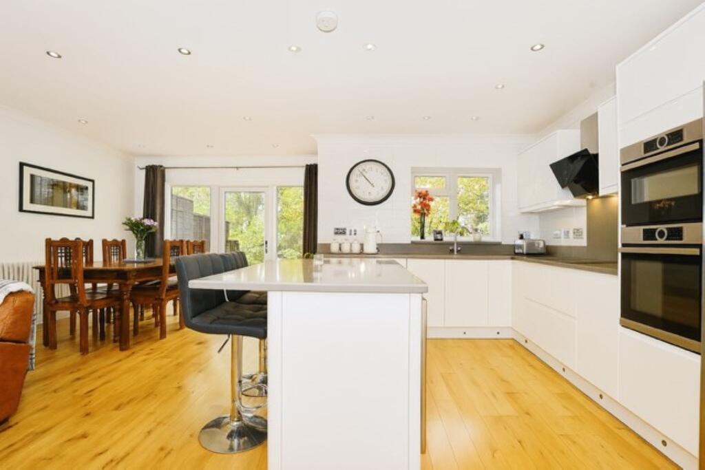 Additional image 6 of Mount Drive, Park Street, St. Albans