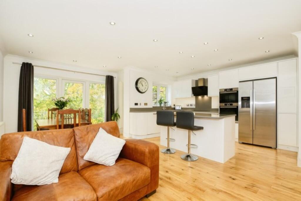 Additional image 9 of Mount Drive, Park Street, St. Albans