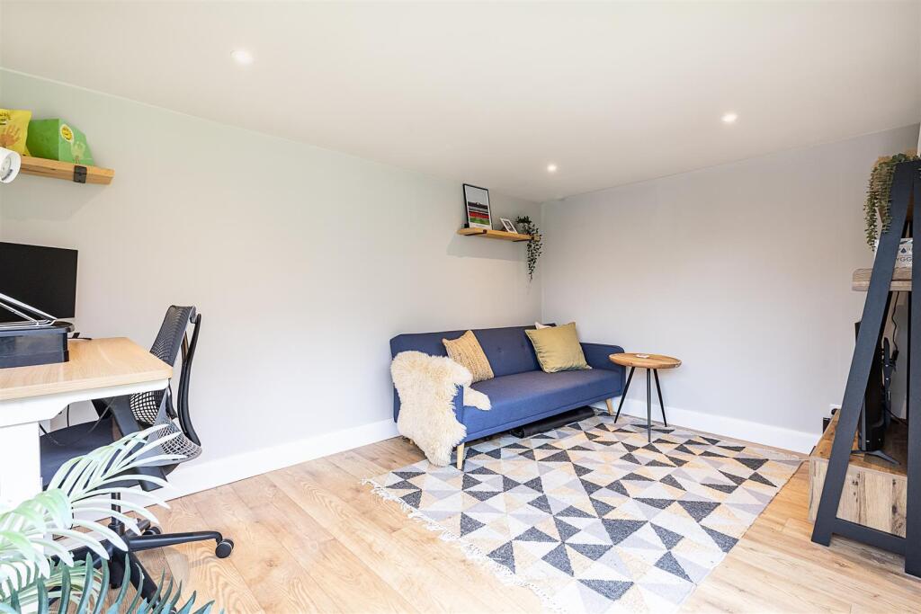 Additional image 11 of Grove Avenue, Harpenden