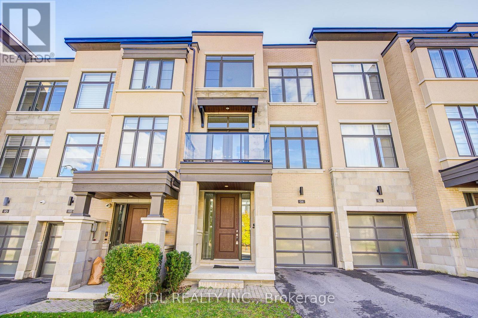 Property image for 94 CARRVILLE WOODS CIRCLE|Vaughan (Patterson), Ontario L6A4Z6