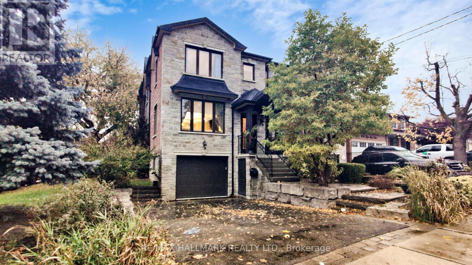 204 MAPLE LEAF DRIVE|Toronto (Rustic), Ontario M6L1P1