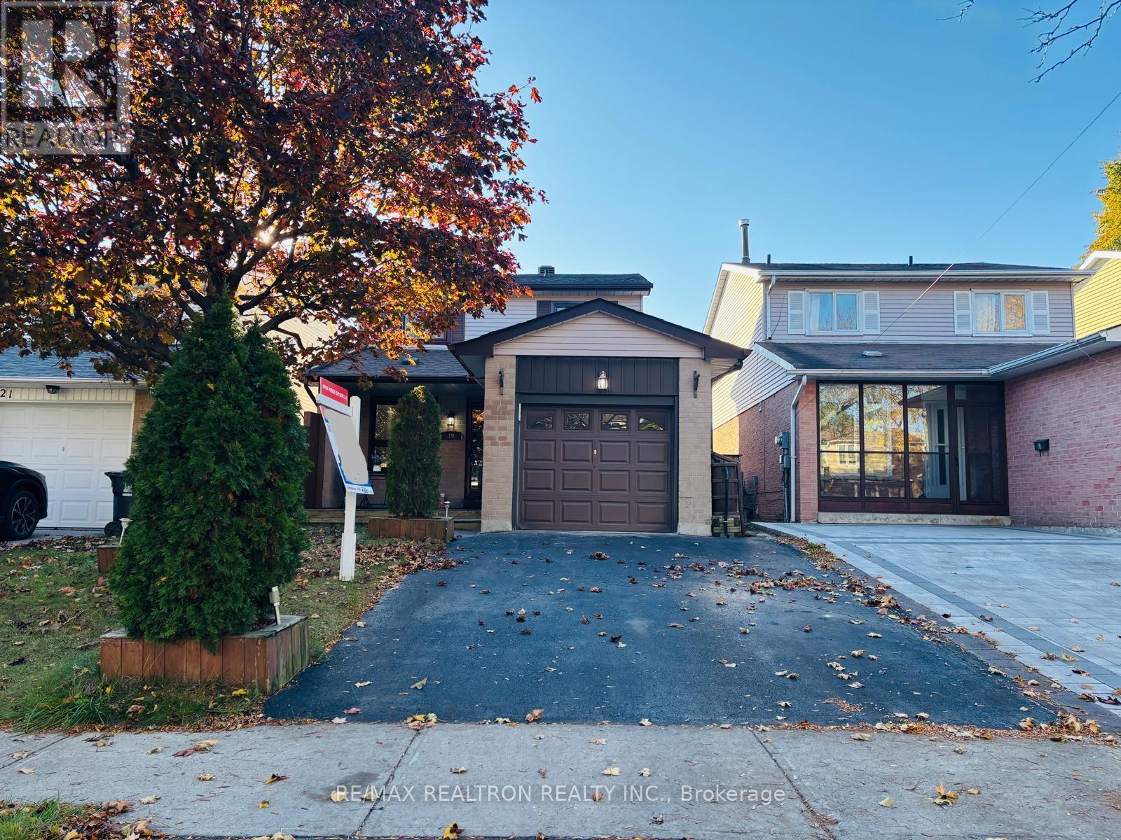 Property image for 19 PONDTAIL DRIVE|Toronto (Milliken), Ontario M1V1Z3