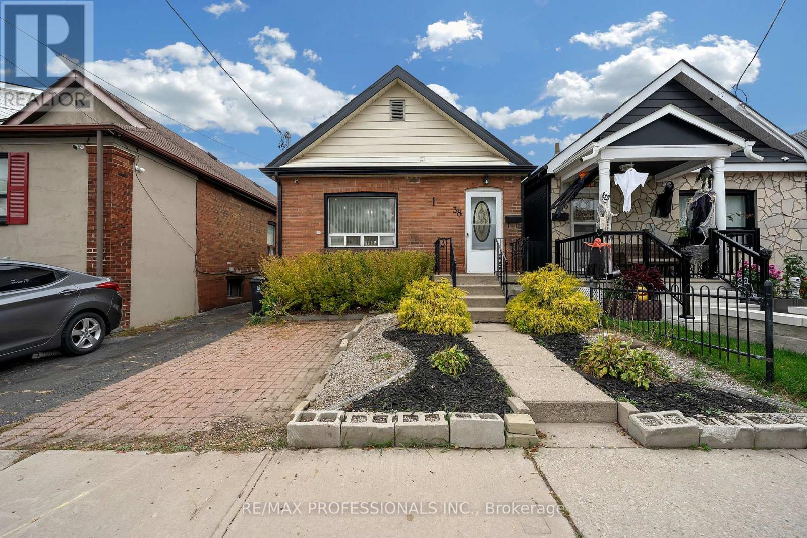 Property image for 38 NICKLE STREET|Toronto (Mount Dennis), Ontario M6M2H6