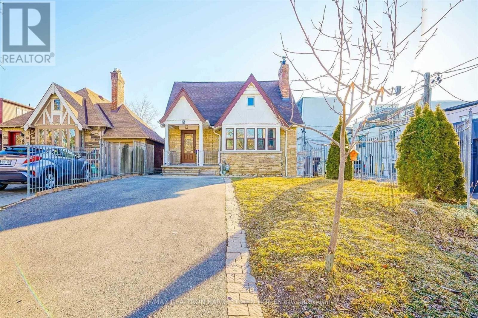 Property image for 3 FAIRLEIGH CRESCENT|Toronto (Forest Hill North), Ontario M6C3R7