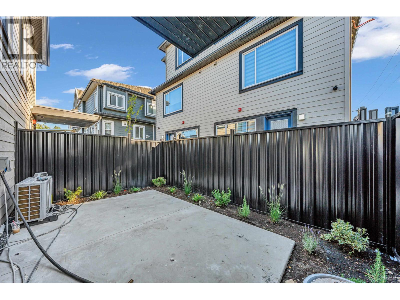 1 2703 E 3RD AVENUE|Vancouver, British Columbia V5M1H3