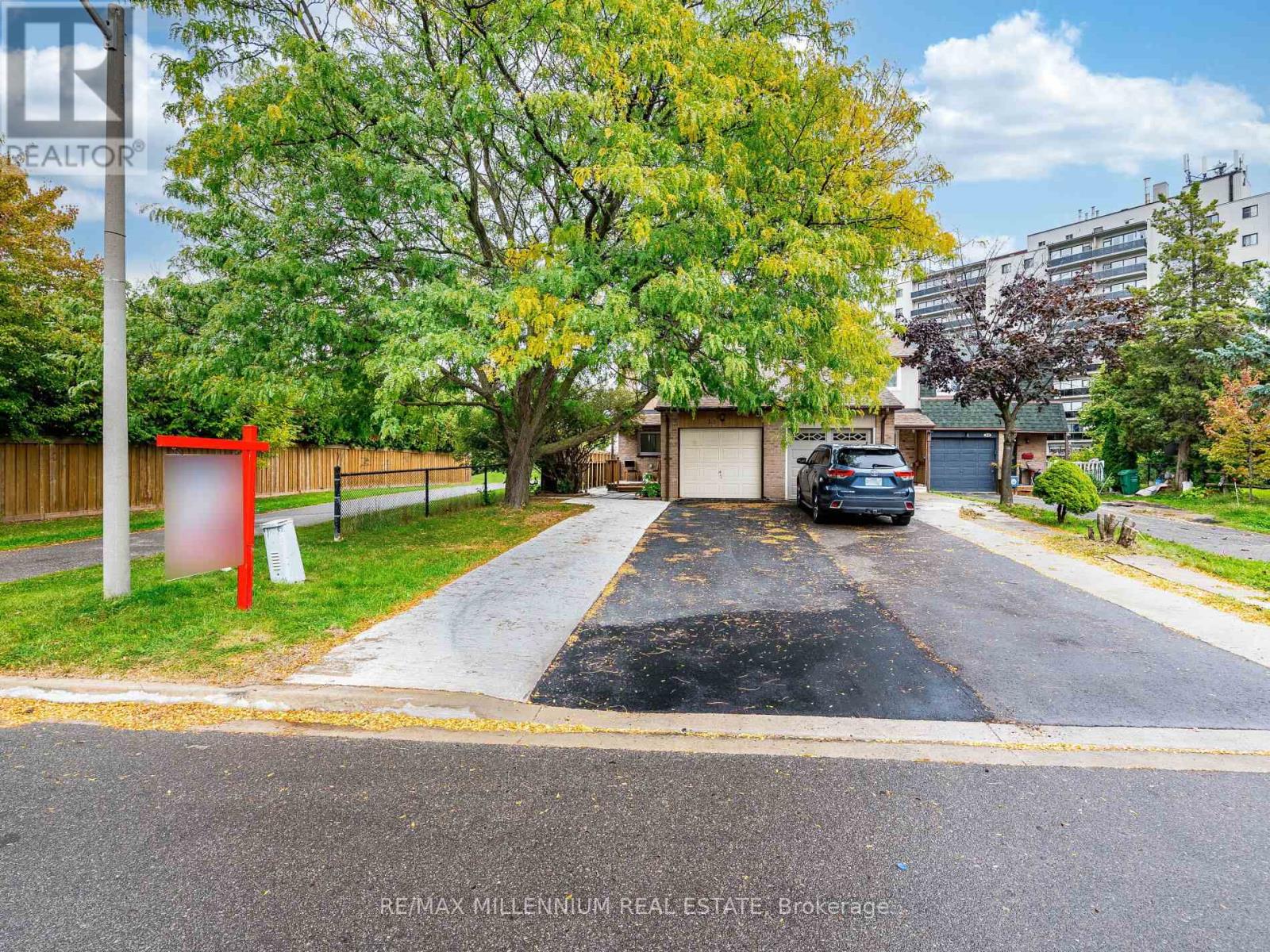 Property image for 35 SCOTTSDALE COURT|Brampton (Brampton East), Ontario L6W3R8