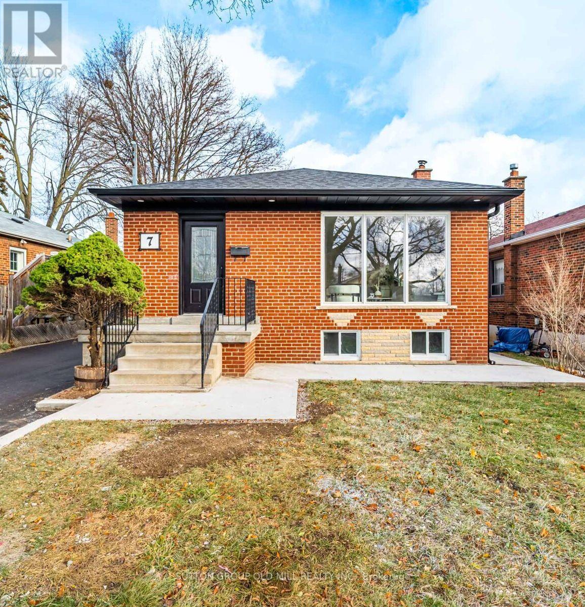 Property image for 7 HEATHERGLEN ROAD|Toronto (West Humber-Clairville), Ontario M9W4P9
