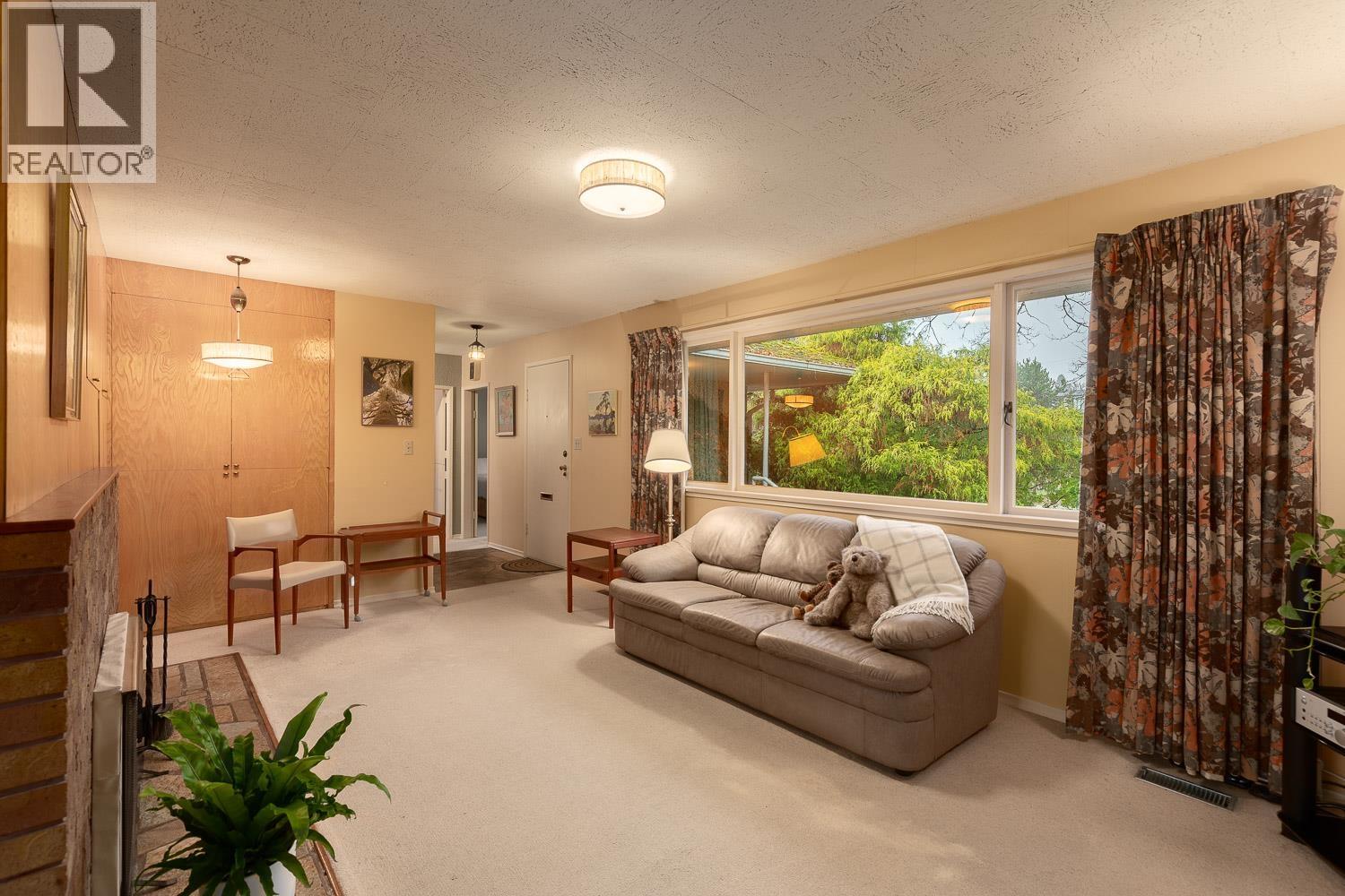 6390 WINCH STREET|Burnaby, British Columbia V5B2L3