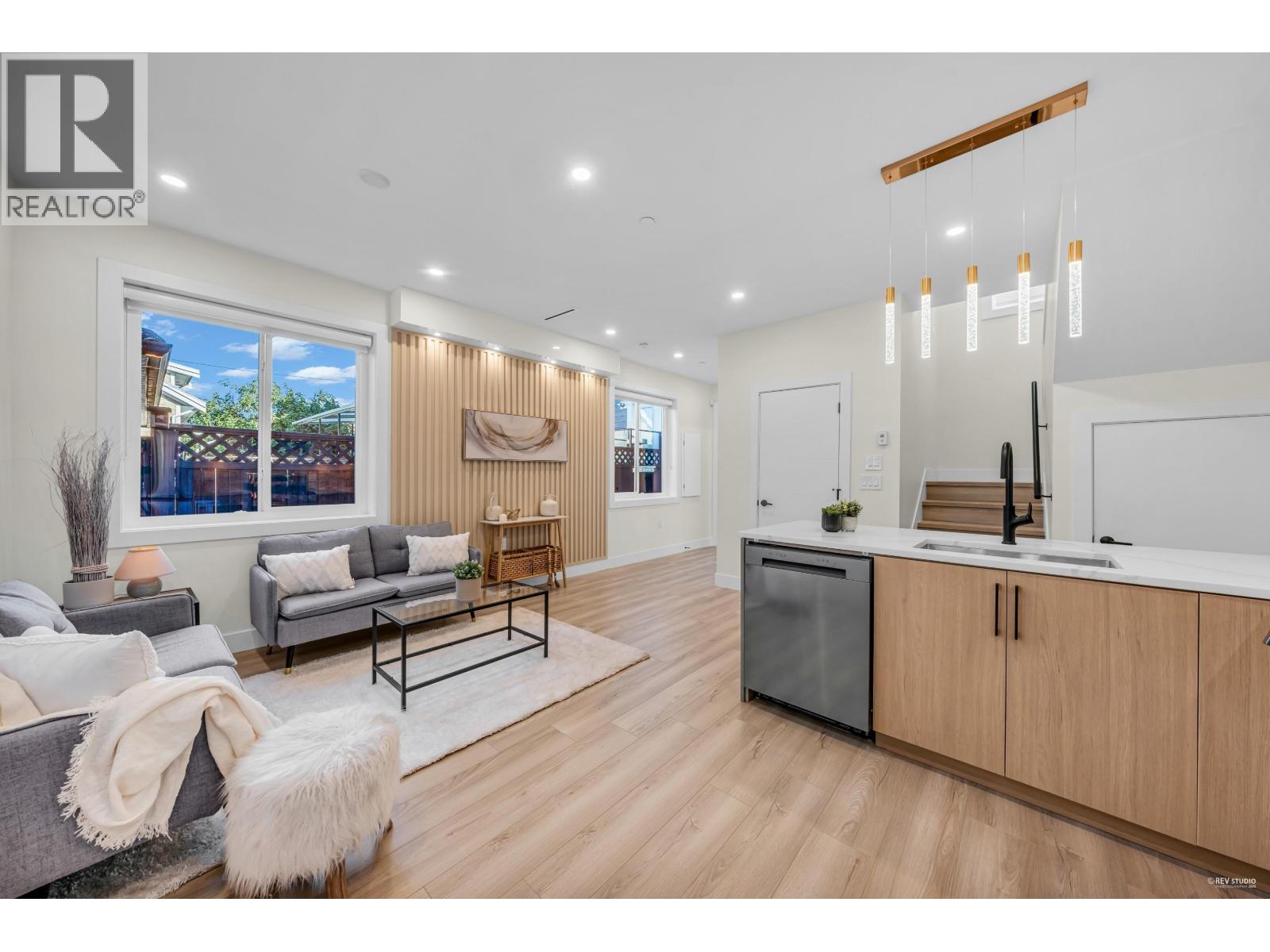 2 2703 E 3RD AVENUE|Vancouver, British Columbia V5M1H3