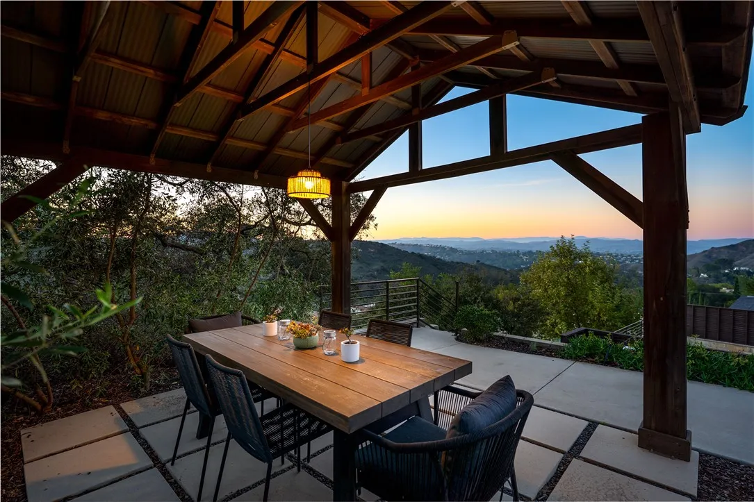 Additional image 55 of 23722 Summit Dr, Calabasas, CA 91302