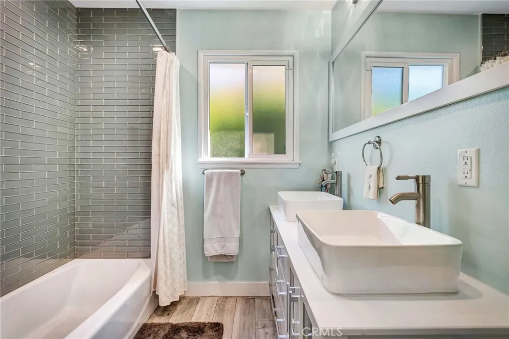 Additional image 79 of 17232 Elkwood St, Lake Balboa, CA 91406