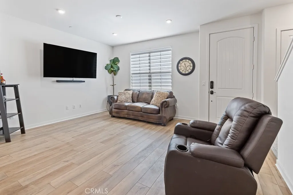 Additional image 33 of 975 W Clover Ave, Rialto, CA 92376