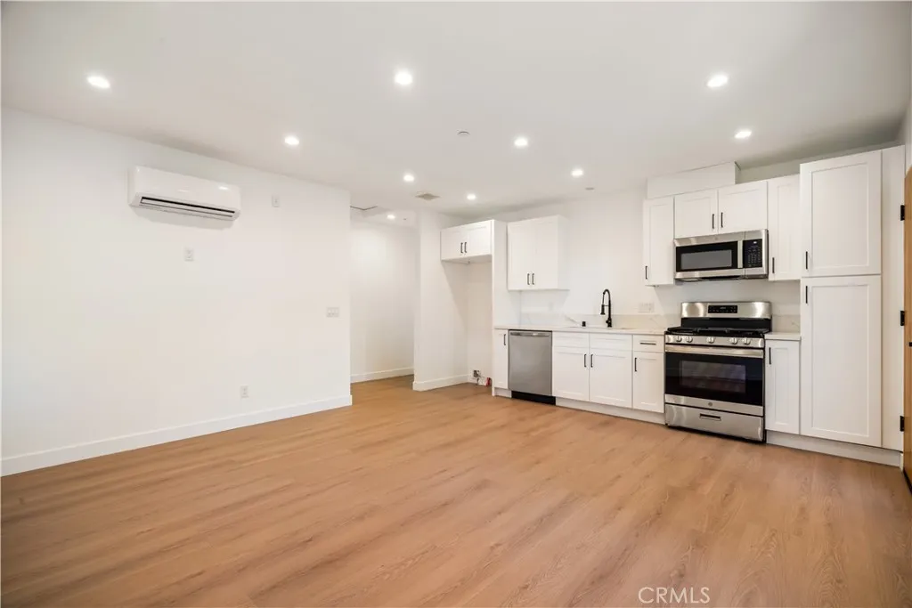 Additional image 32 of 6935 Jellico Avenue, Lake Balboa, CA 91406