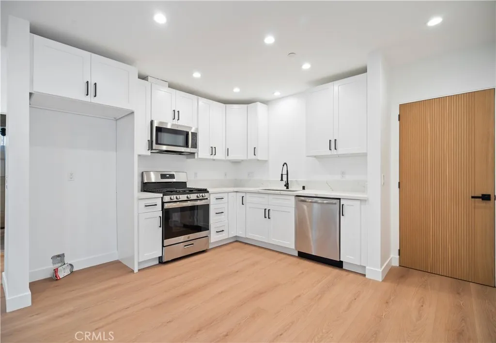 Additional image 87 of 6935 Jellico Avenue, Lake Balboa, CA 91406