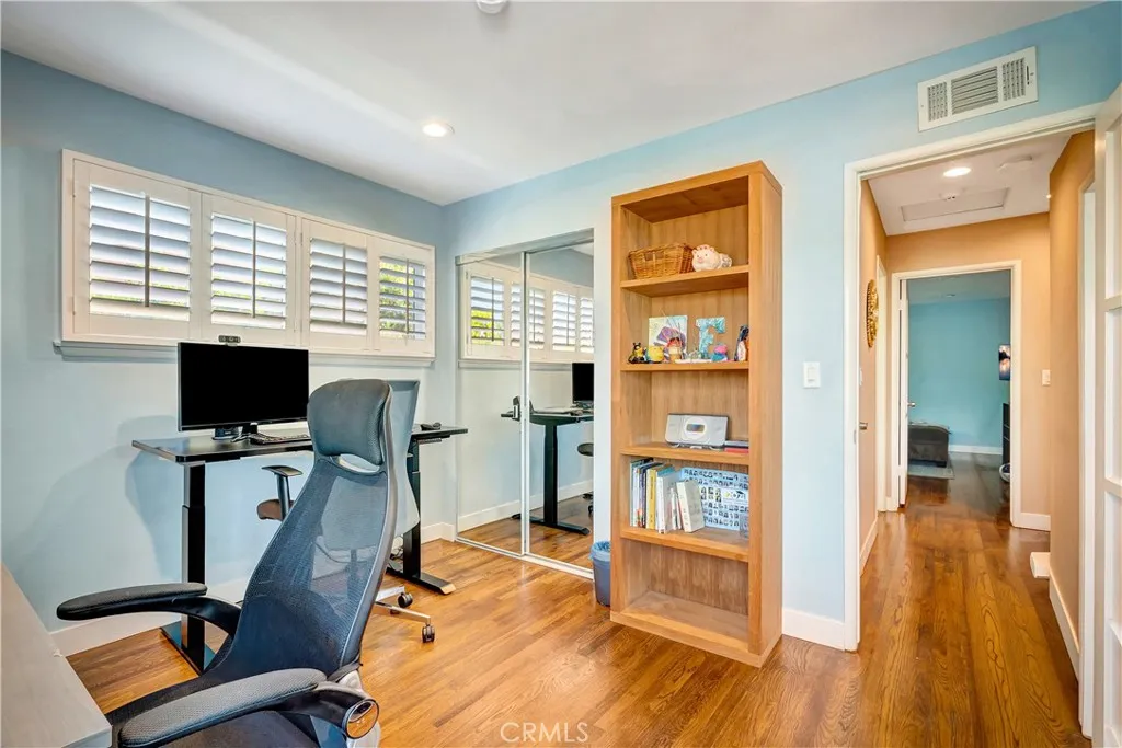 Additional image 76 of 17232 Elkwood St, Lake Balboa, CA 91406