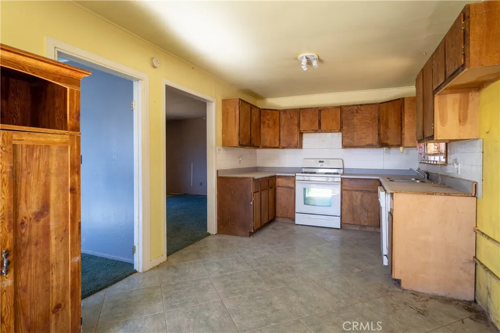 Additional image 3 of 42622 3rd St E, Lancaster, CA 93535