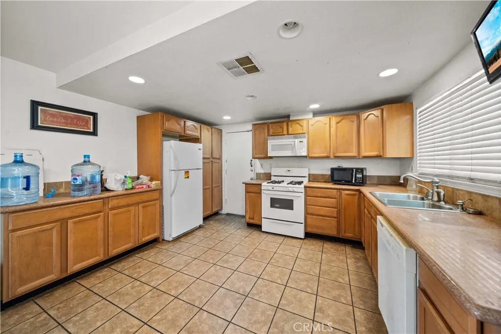 Additional image 10 of 37863 17th St E, Palmdale, CA 93550