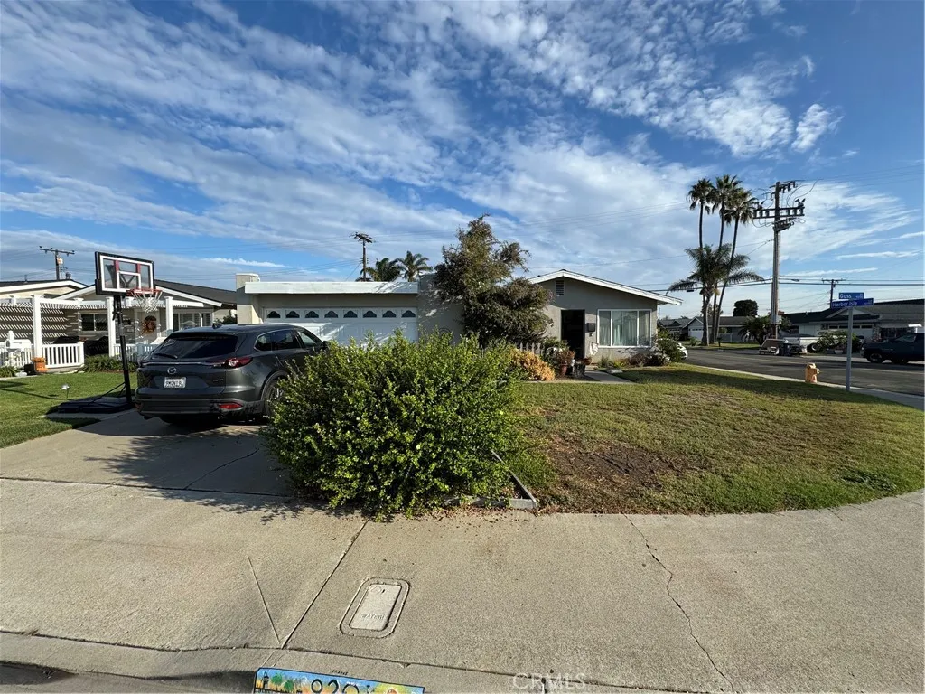 9201 Guss Dr, Huntington Beach, CA 92646