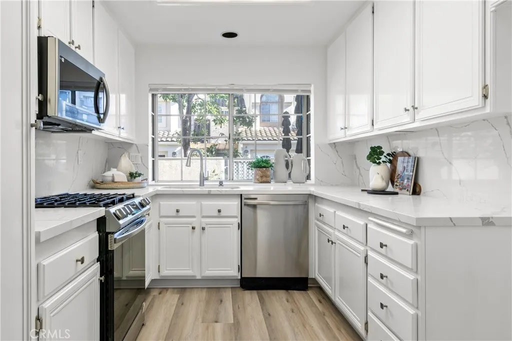 Additional image 31 of 28 Almador, Irvine, CA 92614