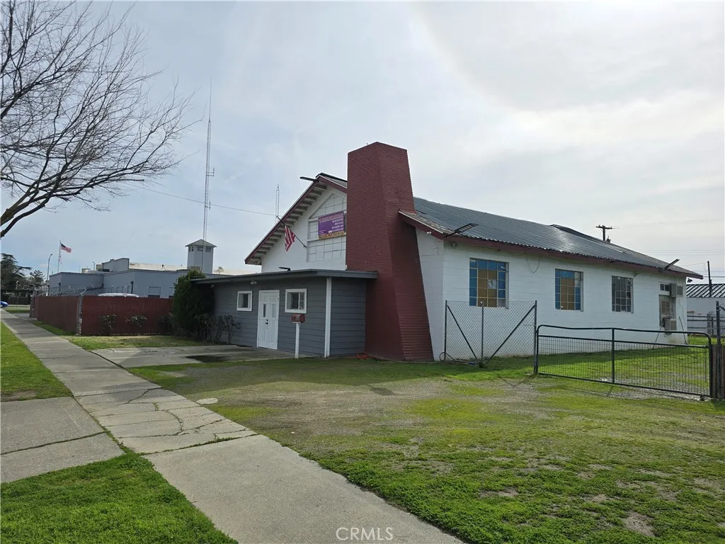 332 W 8th St, Merced, CA 95341