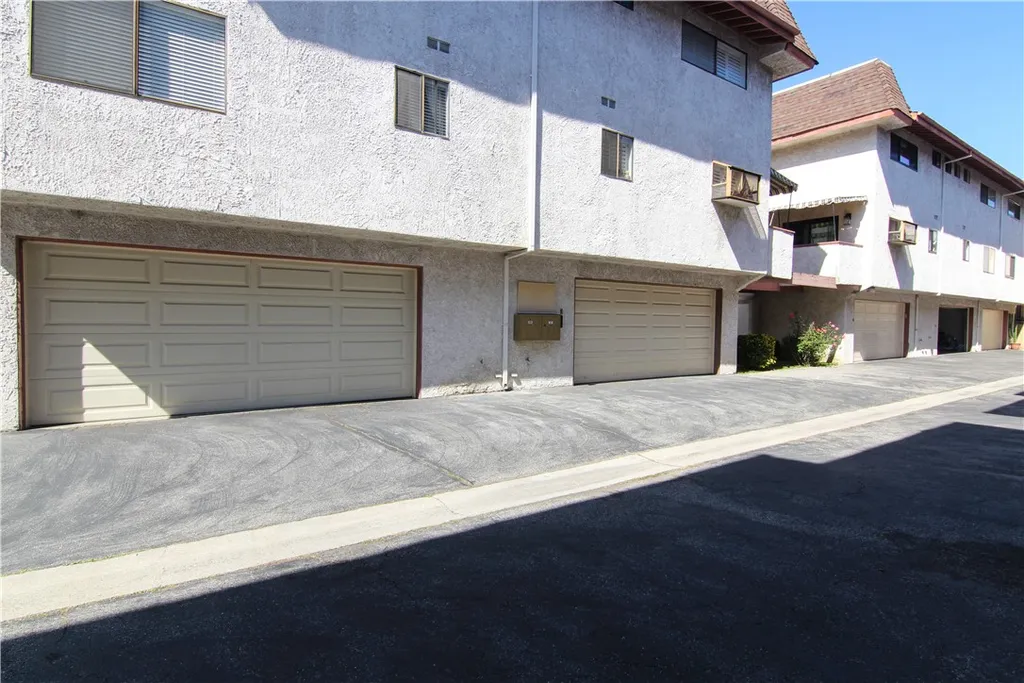 Property image for 18425 Saticoy Street Unit 4, Reseda, CA 91335