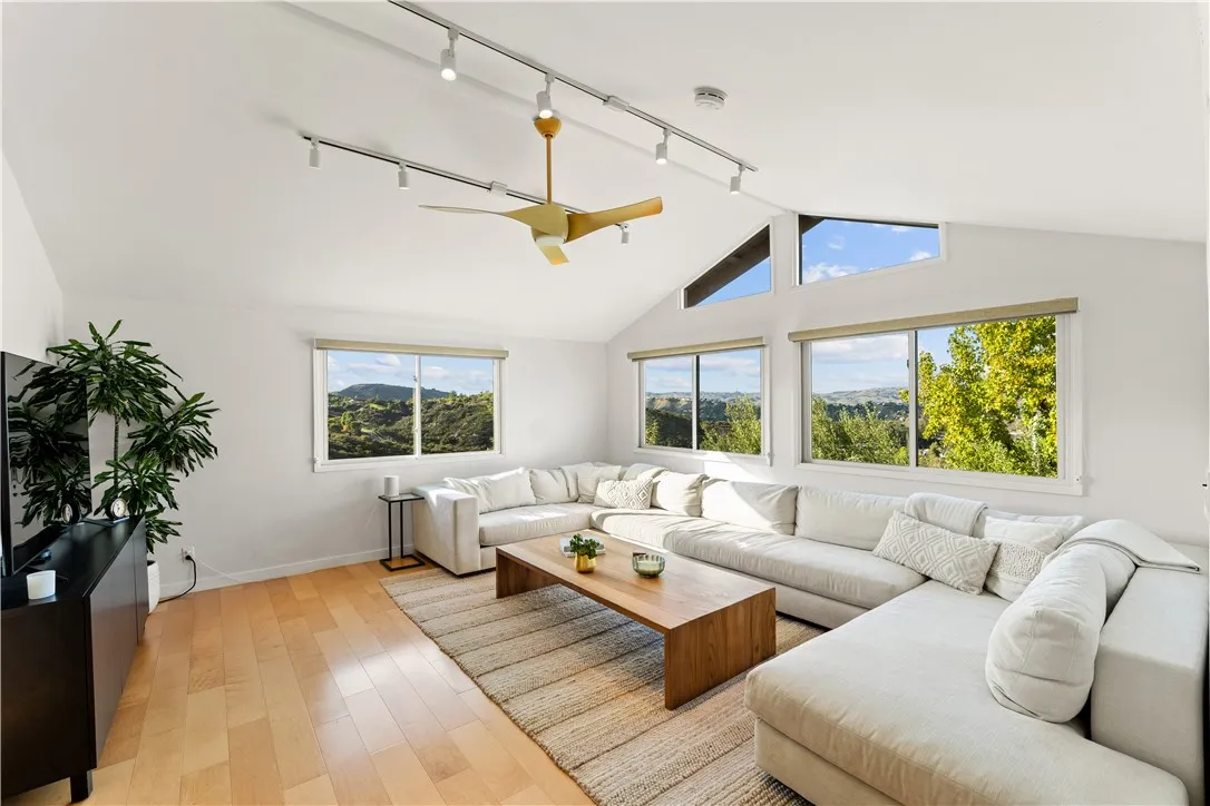 Additional image 35 of 23722 Summit Dr, Calabasas, CA 91302