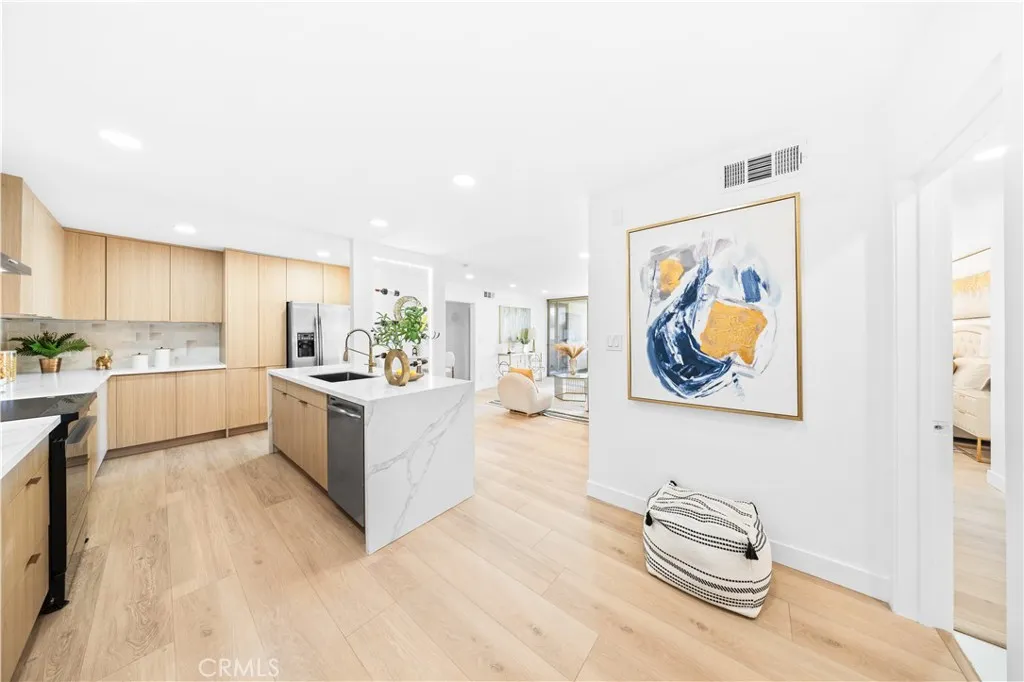 Additional image 2 of 1550 N Laurel Avenue N Unit 203, Los Angeles, CA 90046