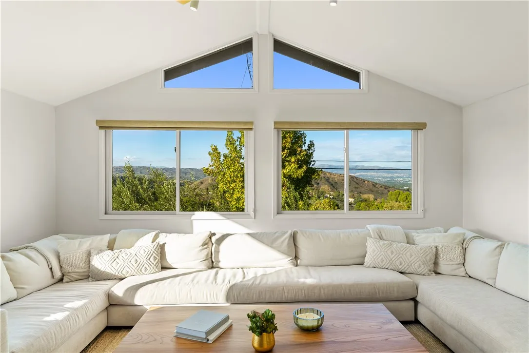 Additional image 37 of 23722 Summit Dr, Calabasas, CA 91302