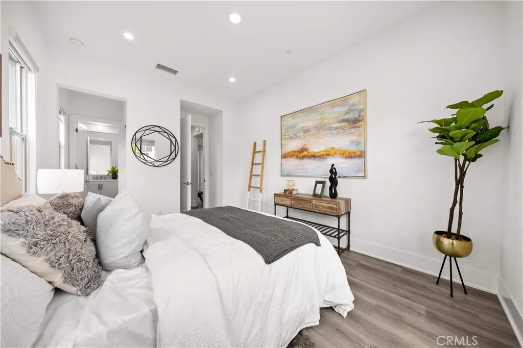 Additional image 58 of 59 Longchamp, Irvine, CA 92602