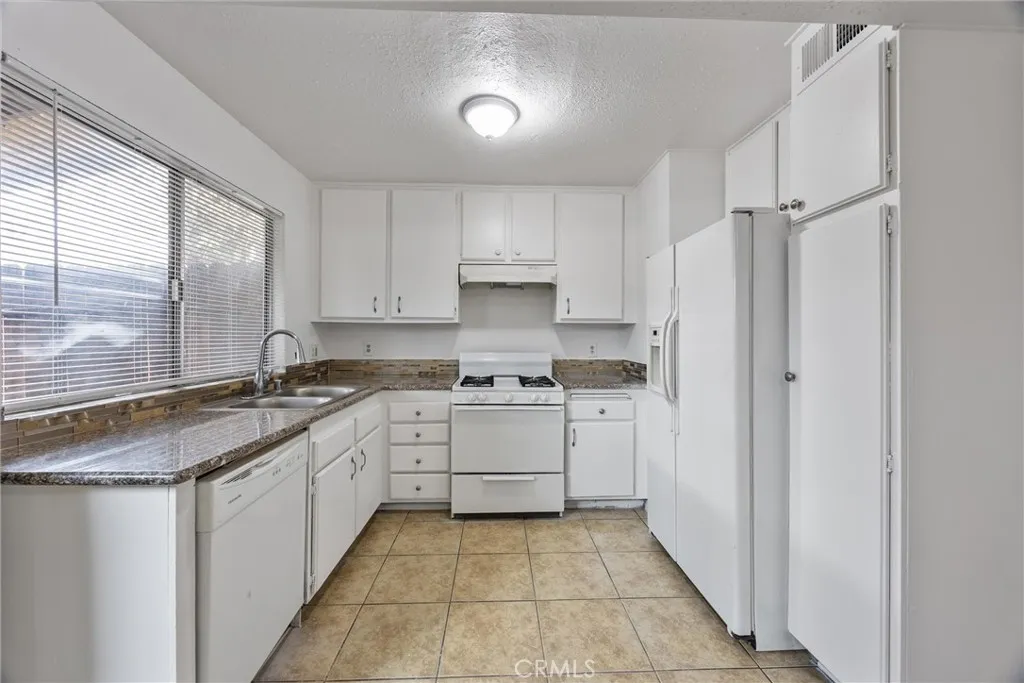 Additional image 41 of 5908 Almendra Court Unit C, Bakersfield, CA 93309