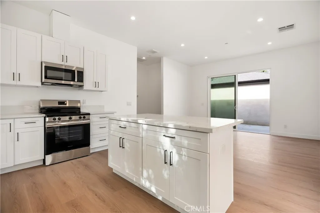 Additional image 131 of 6935 Jellico Avenue, Lake Balboa, CA 91406