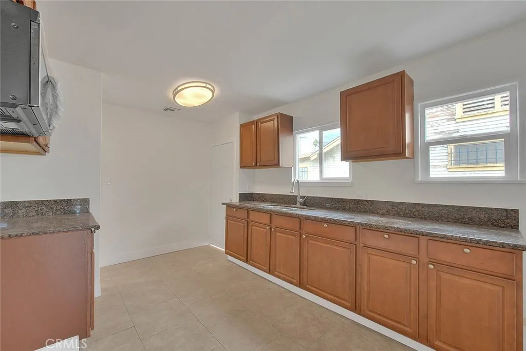 Additional image 118 of 547 W 106th St, Los Angeles, CA 90044