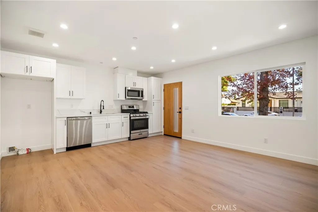 Additional image 105 of 6935 Jellico Avenue, Lake Balboa, CA 91406