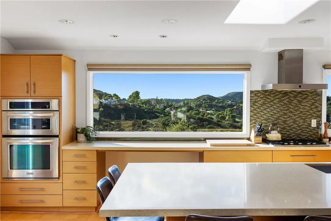 Additional image 39 of 23722 Summit Dr, Calabasas, CA 91302